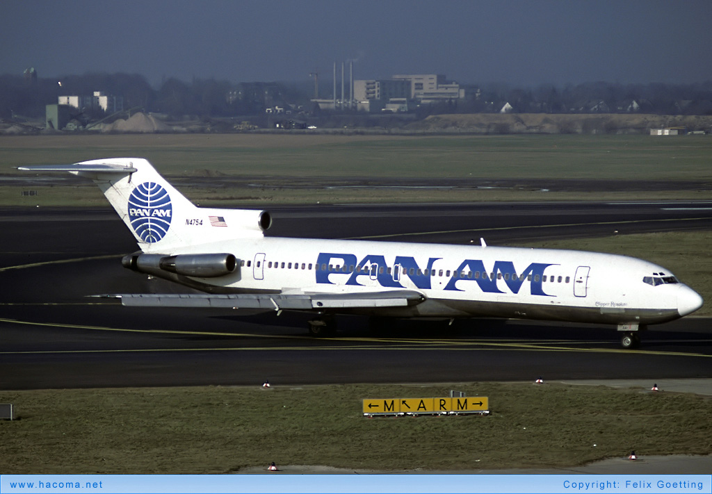 Photo of N4754 - Pan Am Clipper Resolute - Dusseldorf Airport - Feb 4, 1989