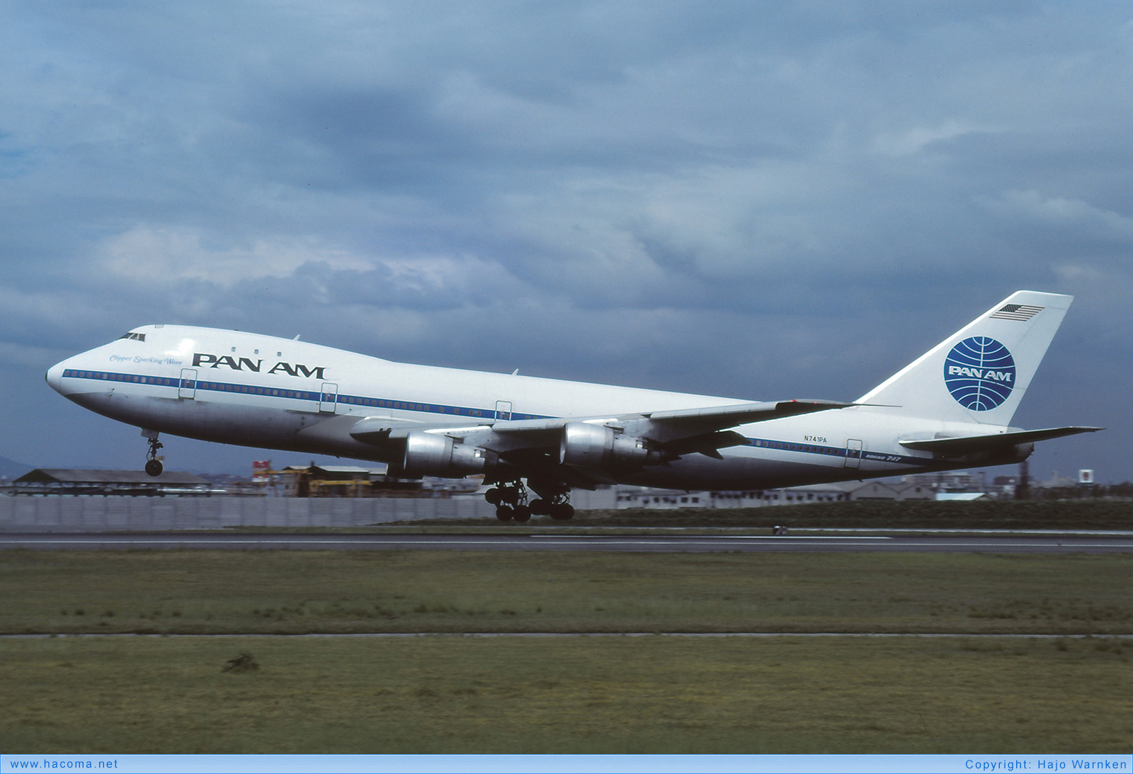 Foto von N741PA - Pan Am Clipper Kit Carson / Sparking Wave / Special Olympian - Flughafen Osaka-Itami - 05.1982